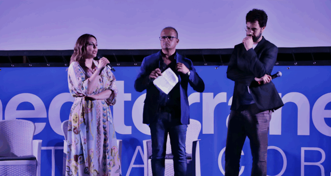 “Sabbie Mobili” di Andrea Antonio Vico – Il cortometraggio che infrange il silenzio sulla maternità invisibile