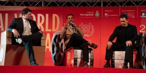 Vincitori Social World Film Festival 2025 sul palco della serata di gala