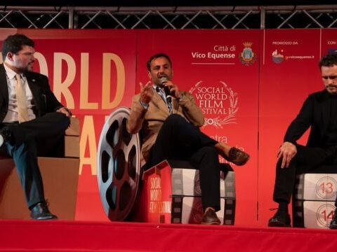 Vincitori Social World Film Festival 2025 sul palco della serata di gala