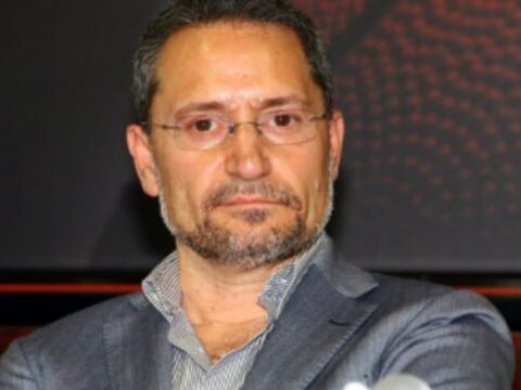 Operatore SALP assiste persona senza fissa dimora allo sportello sociale di Napoli