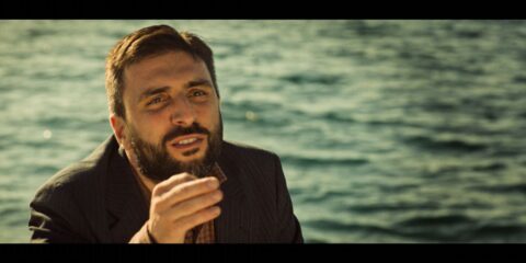 Dal web alla Mostra del Cinema di Venezia: Paco De Rosa sorprende con un ruolo drammatico in “L’Invisibile Filo Rosso”, presentato al Venice Production Bridge 2025.