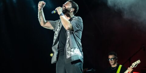 Dopo il sold-out a Termoli, Tony Colombo riparte con nuovi concerti in Italia e all’estero, e annuncia l’uscita del suo attesissimo singolo “Se devo tradirti lo faccio con te”, disponibile dal 25 agosto.