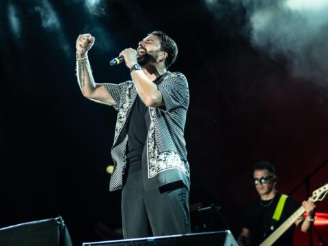 Dopo il sold-out a Termoli, Tony Colombo riparte con nuovi concerti in Italia e all’estero, e annuncia l’uscita del suo attesissimo singolo “Se devo tradirti lo faccio con te”, disponibile dal 25 agosto.