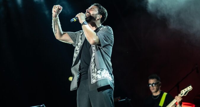 Dopo il sold-out a Termoli, Tony Colombo riparte con nuovi concerti in Italia e all’estero, e annuncia l’uscita del suo attesissimo singolo “Se devo tradirti lo faccio con te”, disponibile dal 25 agosto.