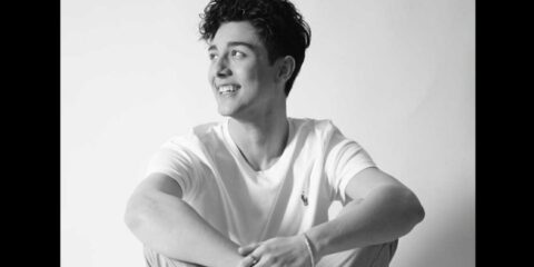 Premiato come Miglior Giovane Attore per “La Linea Sottile”, il talento partenopeo è pronto a brillare anche su Netflix