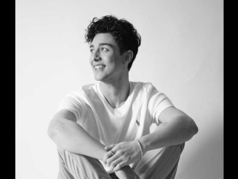 Premiato come Miglior Giovane Attore per “La Linea Sottile”, il talento partenopeo è pronto a brillare anche su Netflix