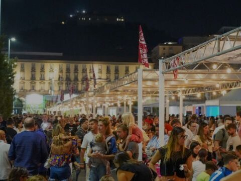 Bufala Fest 2025 Napoli Piazza Municipio – stand gastronomici e show cooking