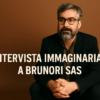 Ritratto immaginario di Dario Brunori seduto contro uno sfondo caldo e sfumato, con lo sguardo assorto e il testo “Intervista immaginaria a Brunori SAS” centrato in basso. Immagine promozionale per un articolo dedicato al concerto al Teatro dei Ruderi di Cirella.