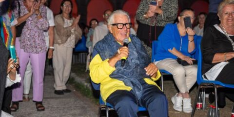 Peppino di Capri canta a sorpresa alla Certosa di Capri durante il festival Il Cinema in Certosa