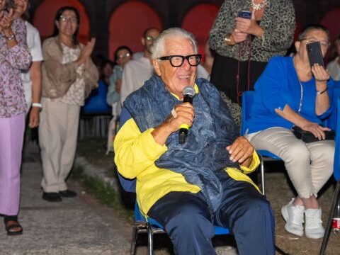 Peppino di Capri canta a sorpresa alla Certosa di Capri durante il festival Il Cinema in Certosa