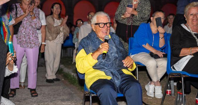 Peppino di Capri canta a sorpresa alla Certosa di Capri durante il festival Il Cinema in Certosa