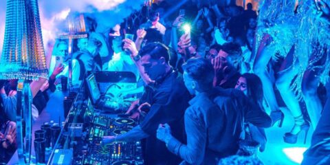 Tre notti di festa nel cuore della Riviera: il Pineta di Milano Marittima celebra Ferragosto con eleganza, musica e format internazionali.