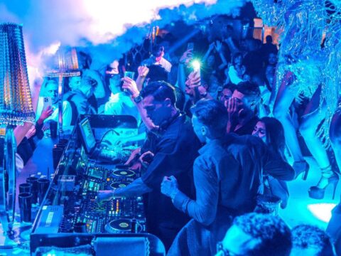 Tre notti di festa nel cuore della Riviera: il Pineta di Milano Marittima celebra Ferragosto con eleganza, musica e format internazionali.