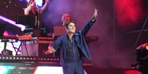 Sal Da Vinci in concerto a Diamante 2025 durante lo spettacolo Stasera che Sera