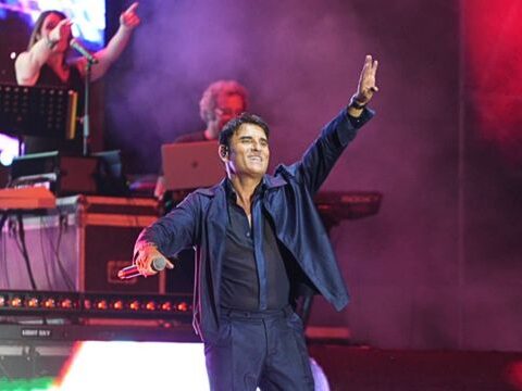 Sal Da Vinci in concerto a Diamante 2025 durante lo spettacolo Stasera che Sera