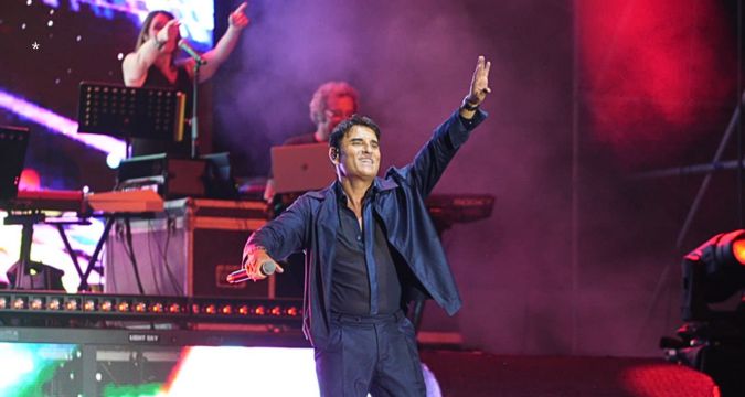 Sal Da Vinci in concerto a Diamante 2025 durante lo spettacolo Stasera che Sera