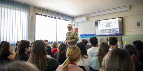 Esercito e scuole insieme per l’alzabandiera: una giornata dedicata ai valori e alle prospettive professionali Esercito e scuole insieme per l’alzabandiera: una giornata dedicata ai valori e alle prospettive professionali