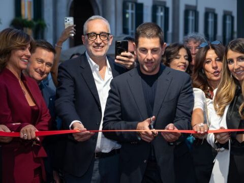 Alessandro Legora inaugura la nuova boutique a Piazza dei Martiri, nel cuore di Napoli.