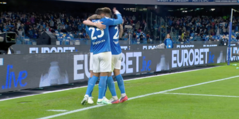 Napoli esulta al Maradona dopo il 3-0 contro il Frosinone
