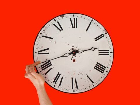 Ora legale 2027, orologio con lancette avanti di un’ora